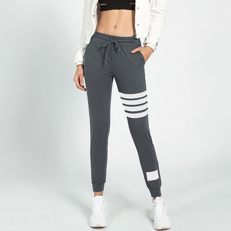 Women in tight yoga pants - Activewear manufacturer Sportswear Manufacturer  HL